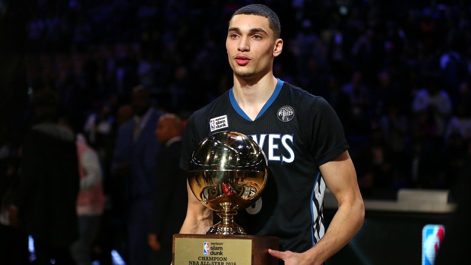 自制器材创意运动会 自行制作的障碍与球门亮点频出