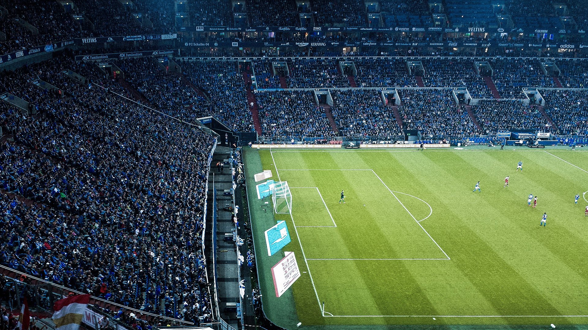 自制器材创意运动会 自行制作的障碍与球门亮点频出